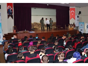 Adapazarı Belediyesi Çanakkale Zaferi’ni Anlatan Tiyatro Oyununu Öğrencilerle Buluşturdu