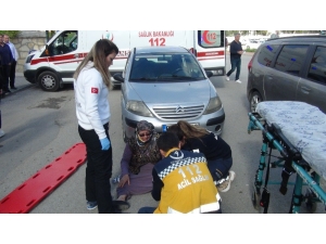 Yolun Karşısına Geçmeye Çalışan Kadına Otomobil Çarptı