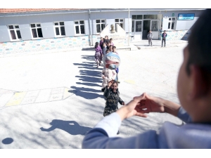 Biri Kollarını Açıp Pota Oldu, Diğerleri Basket Attı