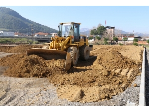 Turgutlu Belediyesinden İki Mahalleye Çim Saha