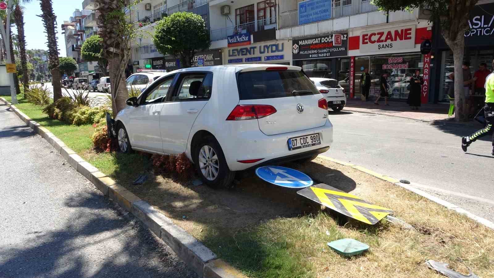 manavgat-ta-otomobiller-carpisti-2-yarali