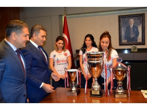 Başarılı Hokeycilere Altın Ödülü