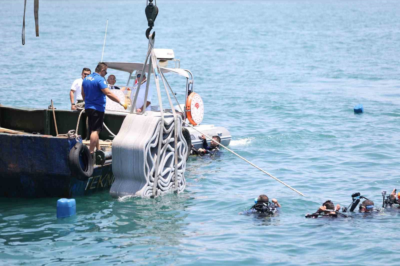 antalya-da-3d-yaziciyla-uretilen-yapay-resifler-denizle-bulustu