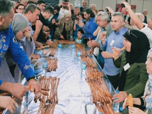 5 Dakikada 6 Metre Böreği Yedi