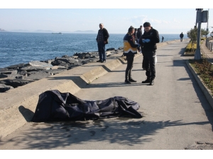 Fatih’te Denizde Erkek Cesedi Bulundu