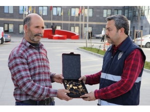 Nişanlanan Kızının Altınlarını Dolandırıcılara Kaptırmaktan Polis Kurtardı