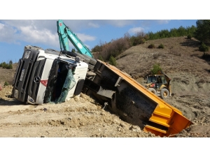 Hafriyat Boşaltan Kamyon Devrildi: 1 Yaralı