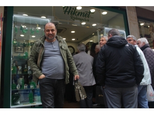 Kocaeli’de Koronavirüsten Korunmak İsteyenler Kolonyacılara Akın Etti