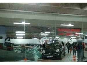 Avcılar’da Otoparkta Kaza: Sürücü Avm’ye Daldı