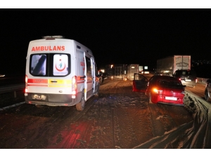 Tem’de Önündeki Otomobile Çarpan Gübre Yüklü Kamyon Devrildi