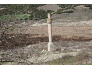 Baraj Suları Çekilince Ortaya Çıkan Mezarlığa Dua Etmek İçin Geliyorlar