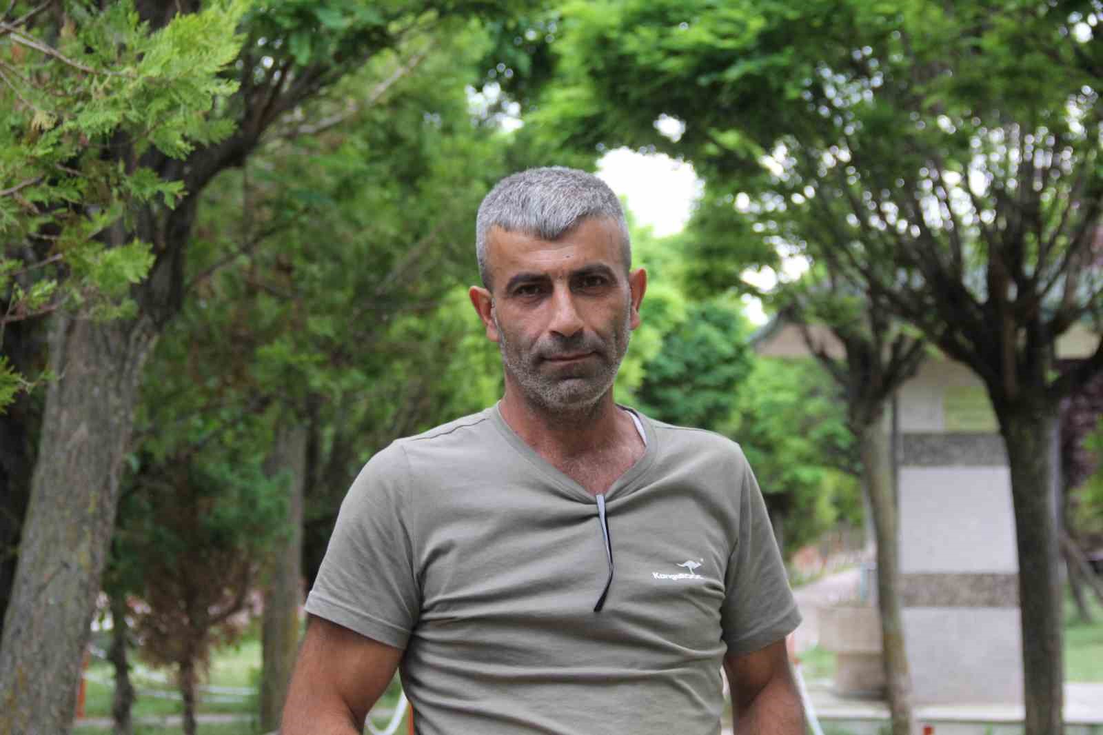 hollanda-da-yasayan-gurbetci-buldugu-kur-an-i-kerimleri-musluman-ailelere-dagitti