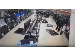 Putin’e Sinirlenip Çekiçle Mağazadaki Televizyonları Kırdı