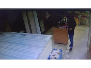 Önce Tatlı Yedi Sonra Sadaka Kutusunu Çaldı