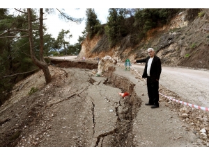 Eredmil’de Heyelanda Zarar Gören Yollar Onarılıyor