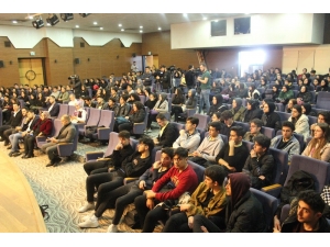 Ünlü Radyocuların Gençlerle Sohbeti Eğlenceli Anlara Sahne Oldu