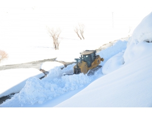 Şırnak’ta Kardan Yolları Ulaşıma Kapanan İki Aileye Ulaşıldı