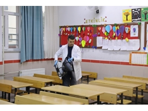 Akhisar’da Okullar Virüs Tehdidine Karşı Dezenfekte Ediliyor