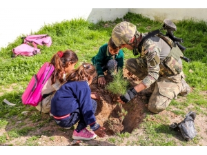 Mehmetçik Ve Minikler Yeşil Doğa İçin El Ele