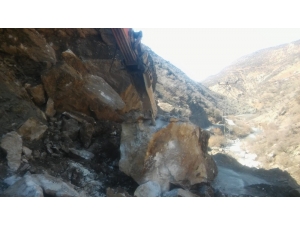 Heyelan Sonrası Yolu Kapatan Dev Kayalar Temizlendi