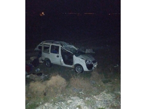 Hafif Ticari Araç Takla Attı: 1 Ölü, 1 Yaralı