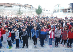 Bin Öğrenci Aynı Anda İşaret Dili İle İstiklal Marşı’nı Okudu