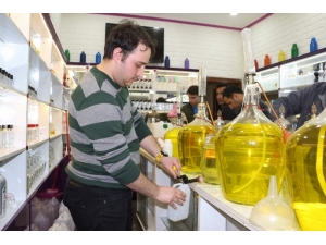 Siirtliler Kolonya Almak İçin Sıraya Girdi