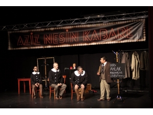 Aziz Nesin Kabare Oyunu Seyirciyle Buluştu
