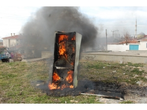 Buzdolabı Alev Alev Yandı