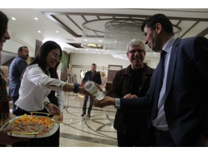 İstiklal Marşını Kabul Töreninde Koronaya Kolonyalı Önlem