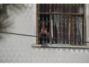 Yıkım Kararı Olan Evlerini Yıktırmamak İçin Anne Kız 2 Saat Ekiplere Direndi