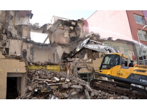 Akdeniz’de Çökme Riski Olan 3 Katlı Bina Kontrollü Şekilde Yıkıldı