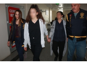 Babasını Öldürdüğü İddia Edilen Genç Kızla Annesi Adliyede