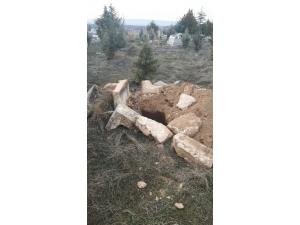 Malatya’da 4 Mezar Kimliği Belirsiz Kişiler Tarafından Açıldı