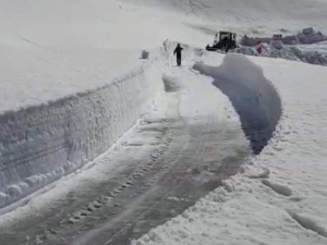 Kardan Kapanan Nemrut Dağı Yolu Yeniden Ulaşıma Açıldı