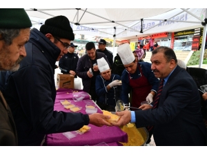 Isparta Belediyesinden Helva Dağıtımı