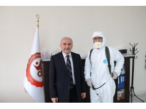 Kendi Yaptıkları Dezenfektanla Okullarını Virüse Karşı Koruyorlar