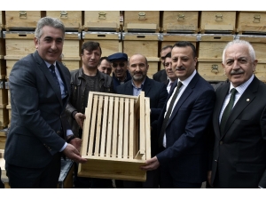 Gümüşhane’de Arıcılara 860 Adet Organik Kovan Dağıtıldı