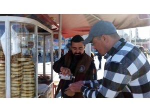 Esnaf Kardeşlerden Korona Virüse Karşı Müşterilerine "Kolonya" İkramı