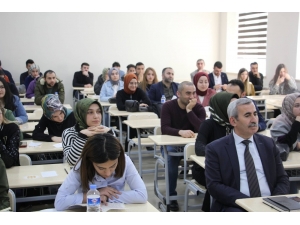 İletişim Öğrencilerine Topluluk Önünde Konuşma Öğretiliyor
