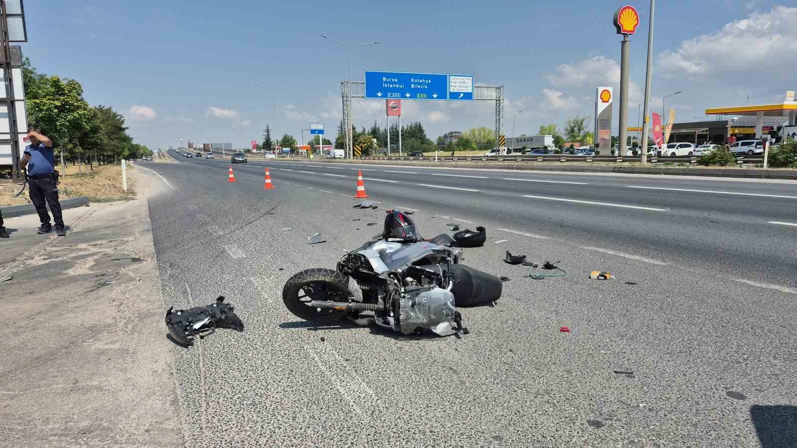 eskisehir-de-otomobile-arkadan-carpan-motosikletli-yaralandi