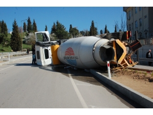 Beton Mikseri Devrildi, Sürücüyü Emniyet Kemeri Kurtardı