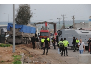 Freni Boşalan Tır, Polis Noktasına Daldı: 2 Yaralı