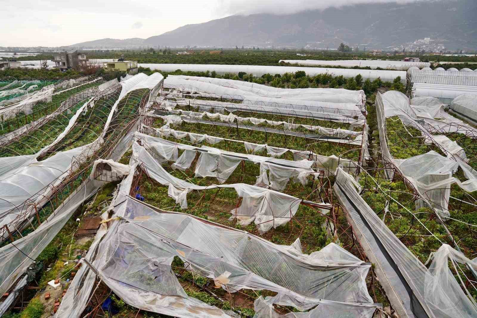 antalya-da-ureticilere-1-yilda-657-bin-400-metrekare-sera-naylonu-hibe-edildi