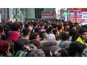 Sivas’ta Tatili Duyan Öğrenciler Bilet Satış Noktalarına Akın Etti