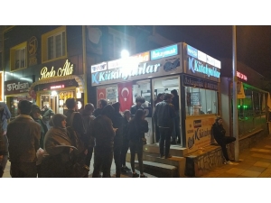 Bilet Satışı Yapan Firmaların Önünde Metrelerce Kuyruk Oluştu
