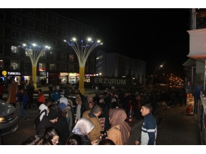 Sırada Bekleyen Öğrencilere Kolonyalı Önlem