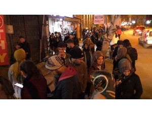 Kars’ta Öğrenciler Bilet Kuyrukları Oluşturdu