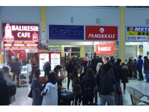 Öğrenciler Otogarı Doldurdu