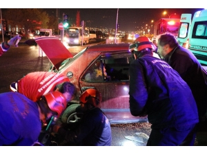 Kaza Sonrası Otomobile Sıkışan Çocuğu Babası Teselli Etti